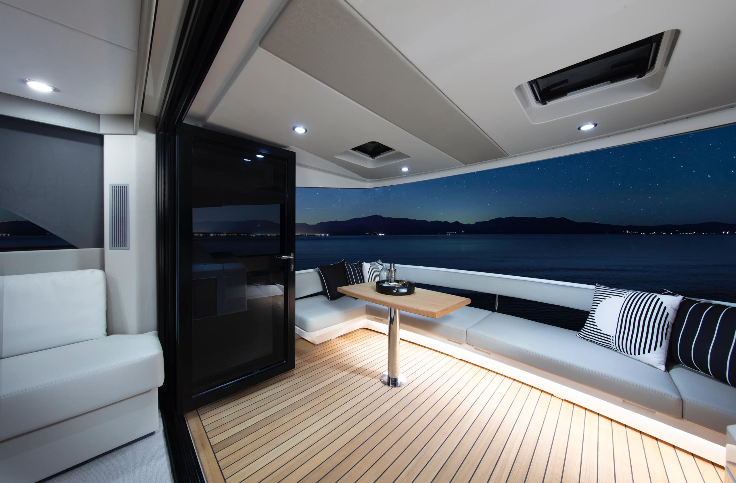 M55 Flybridge Sky lounge slider