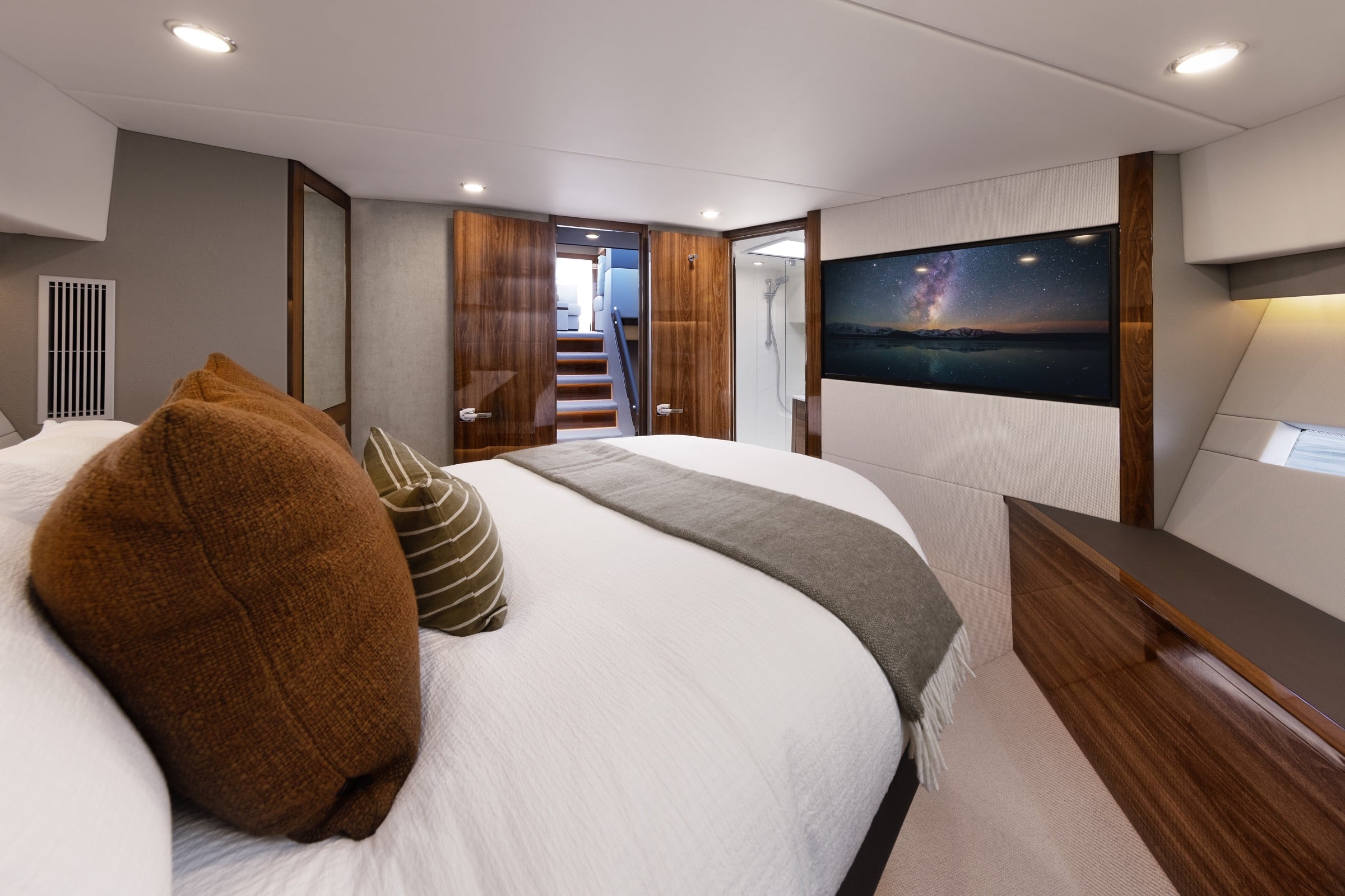 Maritimo S600 VIP stateroom