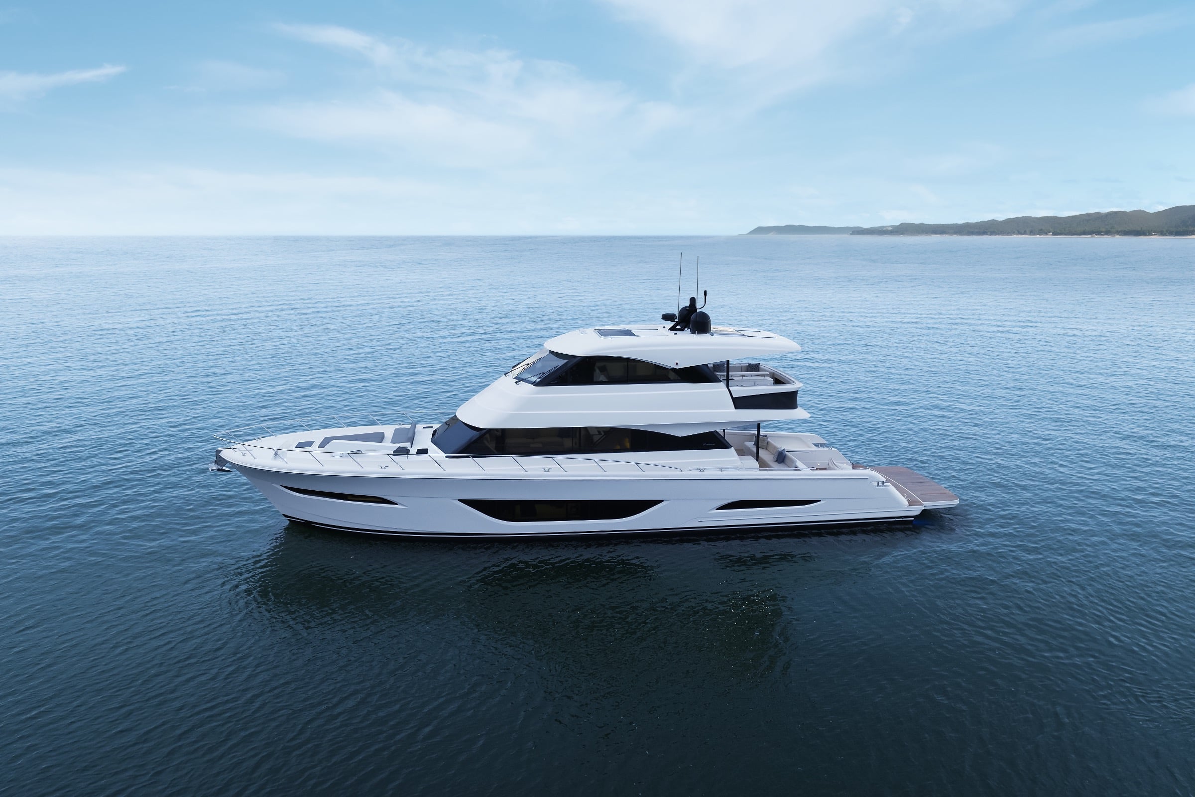 Maritimo M75 anchored
