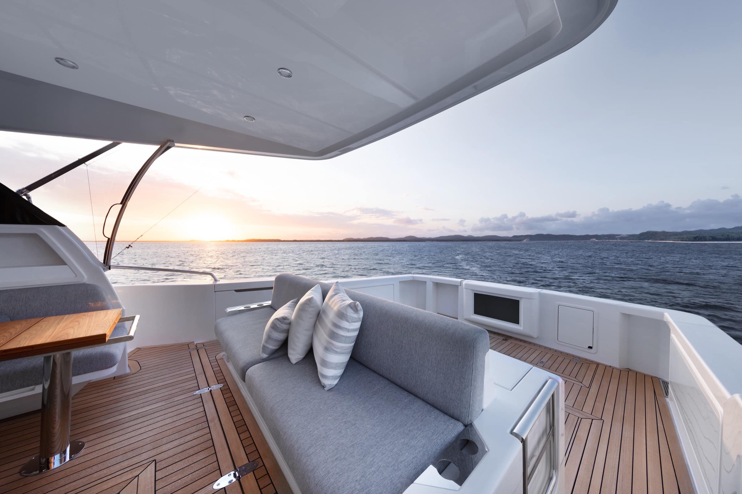Maritimo S600 - EXTENSIVE ENCLOSED DECK SPACES
